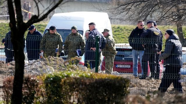 Polizisten untersuchen in Zagreb die Absturzstelle der unbemannten Drohne.