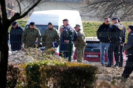 Polizisten untersuchen in Zagreb die Absturzstelle der unbemannten Drohne.