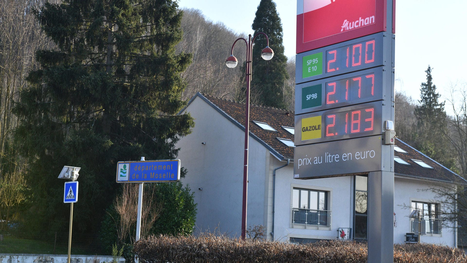 Vor einer Tankstelle in Frankreich (Symbolbild): Ein Tankwart hat beschlossen, keinen Sprit mehr verkaufen zu wollen. Vor einer Tankstelle in Frankreich (Symbolbild): Ein Tankwart hat beschlossen, keinen Sprit mehr verkaufen zu wollen.