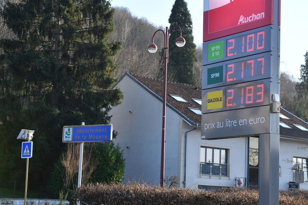 Vor einer Tankstelle in Frankreich (Symbolbild): Ein Tankwart hat beschlossen, keinen Sprit mehr verkaufen zu wollen.