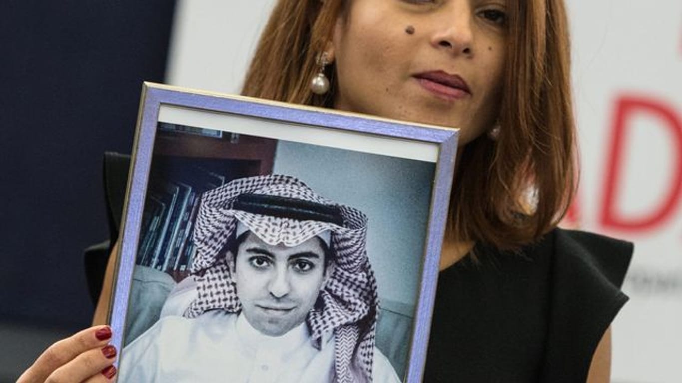 Die Frau des inhaftierten saudi-arabischen Bloggers Raif Badawi, Ensaf Haidar, zeigt im November 2015 im EU-Parlament in Straßburg ein Bild ihres Mannes.