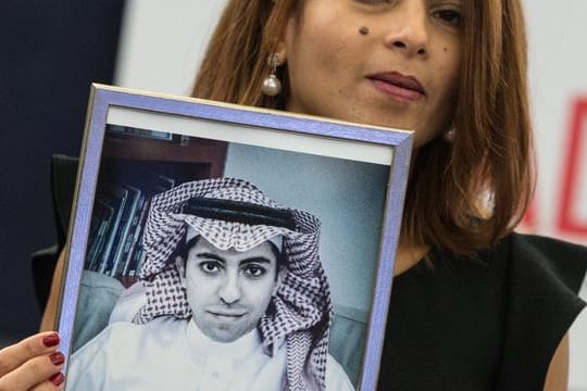 Die Frau des inhaftierten saudi-arabischen Bloggers Raif Badawi, Ensaf Haidar, zeigt im November 2015 im EU-Parlament in Straßburg ein Bild ihres Mannes.