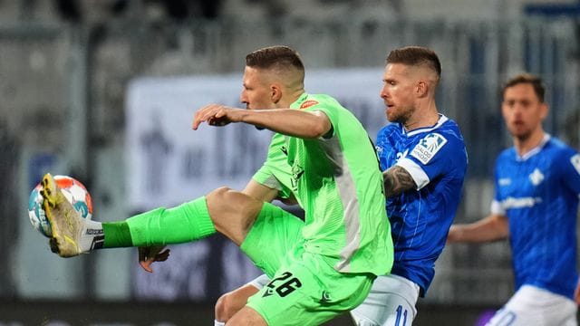 Sandhausens Janik Bachmann (l) kommt vor Darmstadts Tobias Kempe an den Ball.
