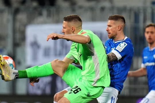 Sandhausens Janik Bachmann (l) kommt vor Darmstadts Tobias Kempe an den Ball.