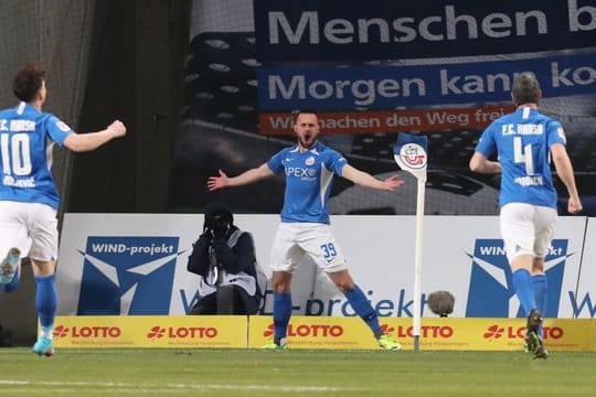 Rostocks Pascal Breier feiert mit seinen Kollegen den Führungstreffer.
