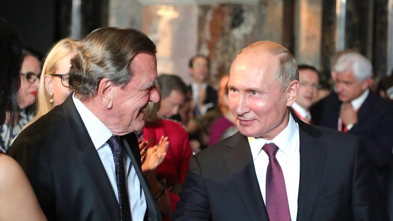 Gerhard Schröder und Wladimir Putin bei einem Treffen in Wien (Archivbild): Der Ex-Kanzler führt derzeit im Kreml Gespräche.