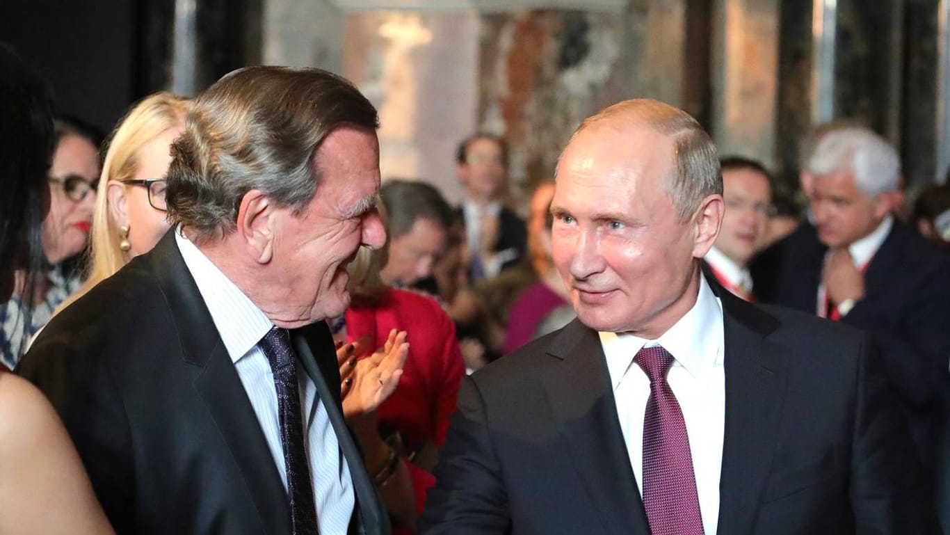 Gerhard Schröder und Wladimir Putin bei einem Treffen in Wien (Archivbild): Der Ex-Kanzler führt derzeit im Kreml Gespräche.