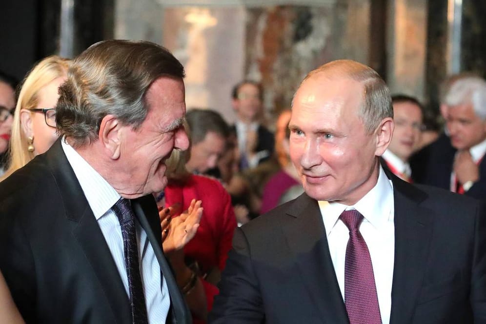 Gerhard Schröder und Wladimir Putin bei einem Treffen in Wien (Archivbild): Der Ex-Kanzler führt derzeit im Kreml Gespräche.
