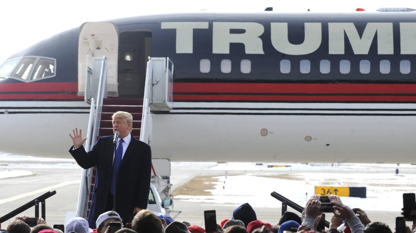 Donald Trump vor seinem alten Privatflugzeug (Archivbild): Er bittet jetzt um Spenden für einen Ersatz.