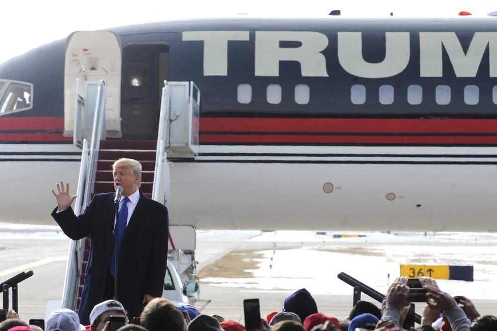 Donald Trump vor seinem alten Privatflugzeug (Archivbild): Er bittet jetzt um Spenden für einen Ersatz.
