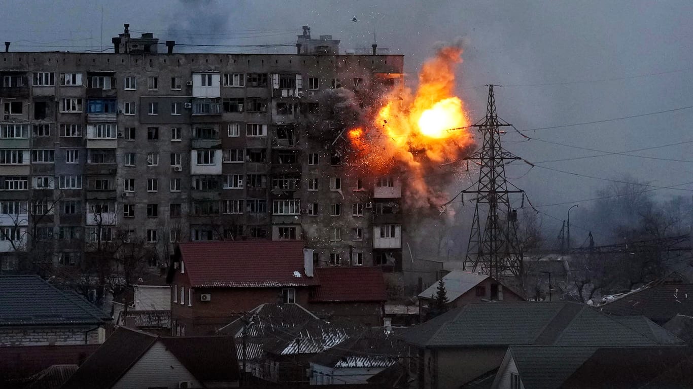 Mariupol: Eine Explosion ist in einem Wohnhaus zu sehen, nachdem ein Panzer der russischen Armee geschossen hat.