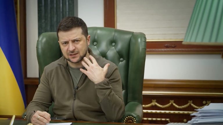 Wolodymyr Selenskyj bei seiner TV-Ansprache: Er kritisierte die Entführung eines Bürgermeisters scharf.