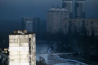 Blick auf Wohnhochhäuser in Kiew.