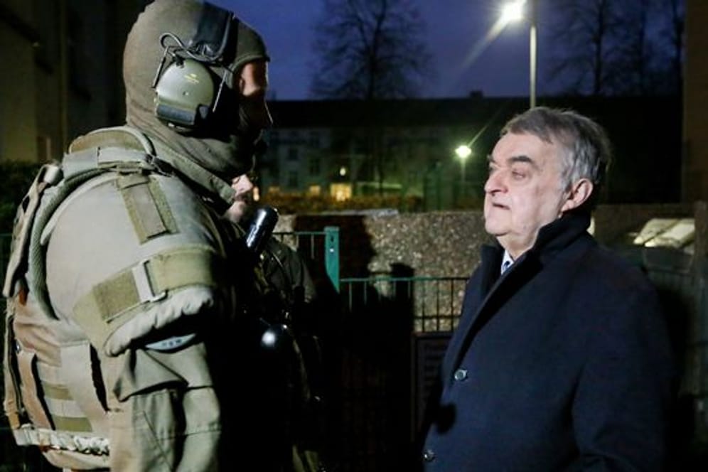 Der nordrhein-westfälische Innenminister Herbert Reul (CDU) spricht mit einem Polizisten der Spezialeinheiten.