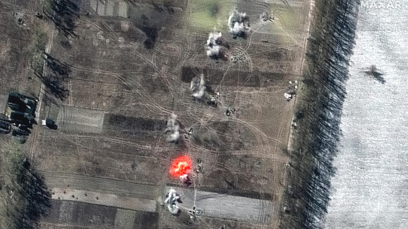 Beschuss von Artilleriebataillon bei Ozera: Die Satellitenaufnahmen vom 11. März zeigen Kampfhandlungen in der Nähe des Antonov-Flughafens nordwestlich von Kiew.