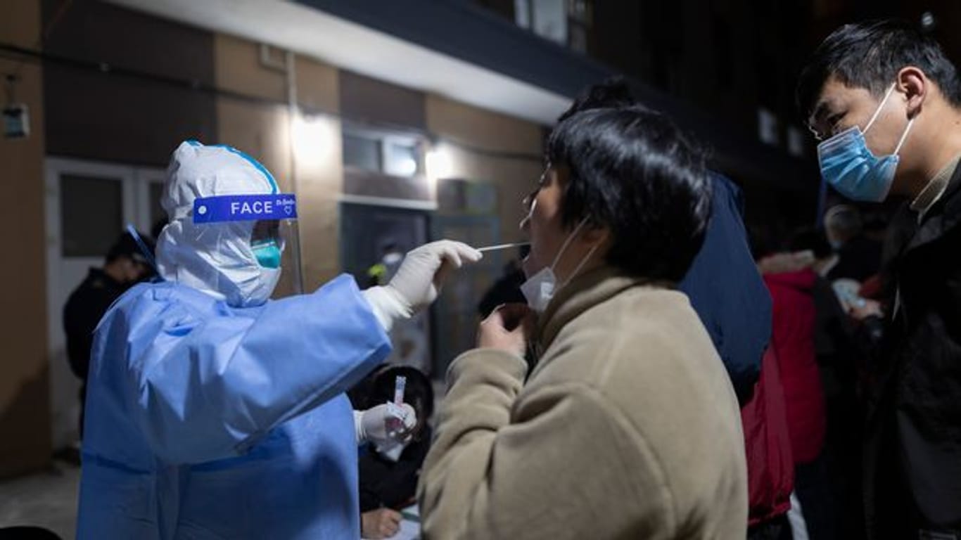 Eine Frau erhält einen Rachenabstrich für einen Coronavirus-Test.