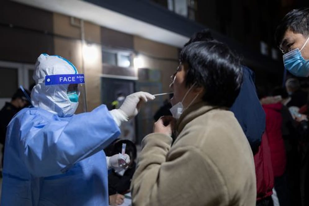 Eine Frau erhält einen Rachenabstrich für einen Coronavirus-Test.