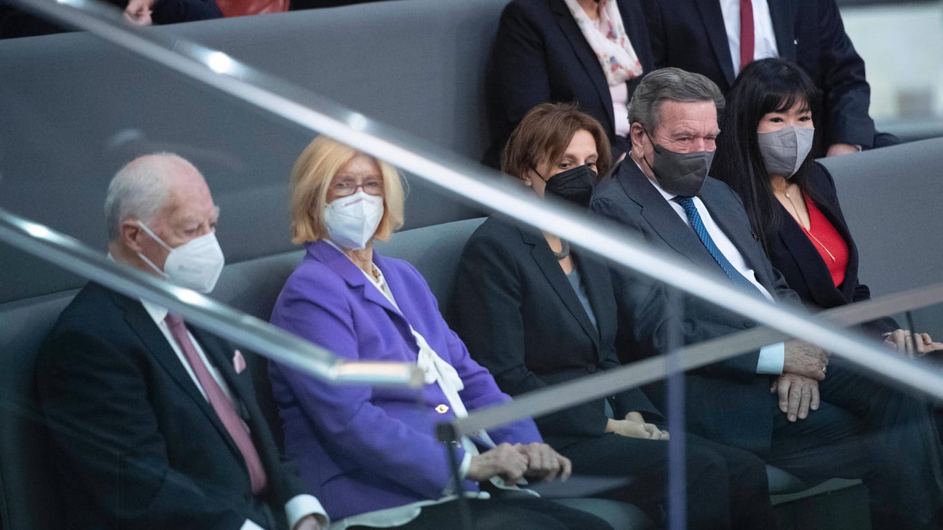 Altbundeskanzler Schröder mit Ehefrau So-yeon Schröder-Kim neben Gerhard und Christel Scholz bei der Scholz' Vereidigung zum Bundeskanzler.