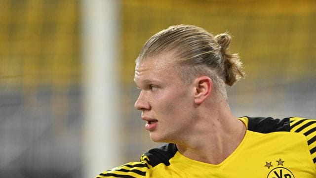 Einem Bericht der "Daily Mail" zufolge soll sich Sturm-Juwel Erling Haaland mit Manchester City über einen Wechsel im Sommer einig sein. Einem Bericht der "Daily Mail" zufolge soll sich Sturm-Juwel Erling Haaland mit Manchester City über einen Wechsel im Sommer einig sein.