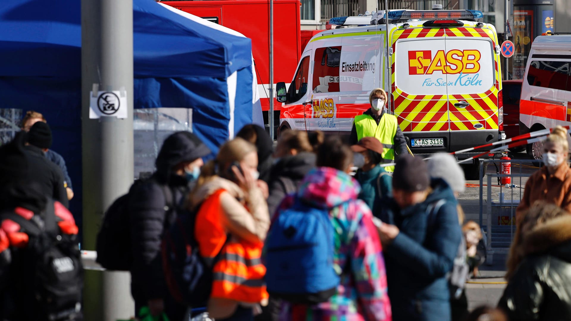 Kriegsflüchtlinge aus der Ukraine in Köln: An der Erstanlaufstelle der Stadt auf dem Breslauer Platz werden sie durch Feuerwehr, Arbeiter-Samariter-Bund und viele ehrenamtliche Helfer versorgt.