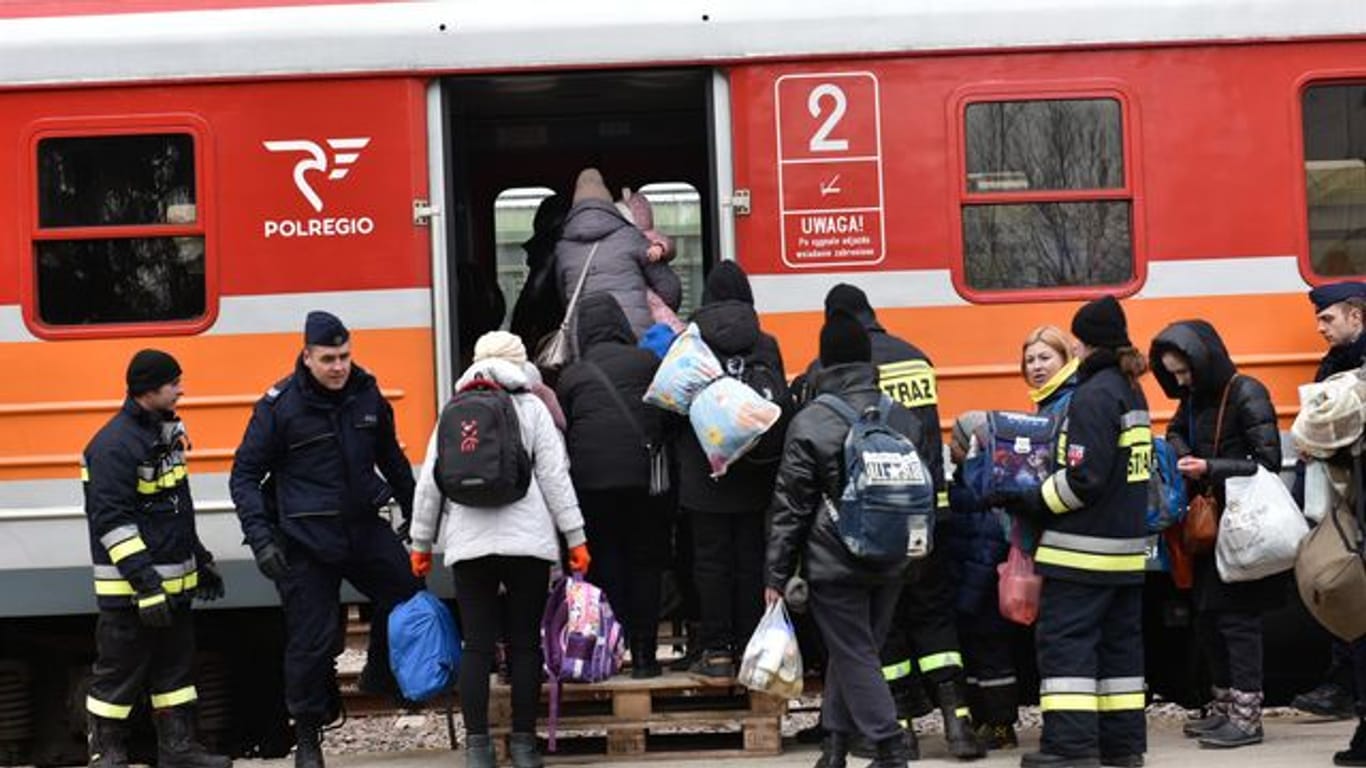 Ukrainische Flüchtlinge nehmen den Zug in dem kleinen Dorf Medyka.