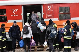 Ukrainische Flüchtlinge nehmen den Zug in dem kleinen Dorf Medyka.