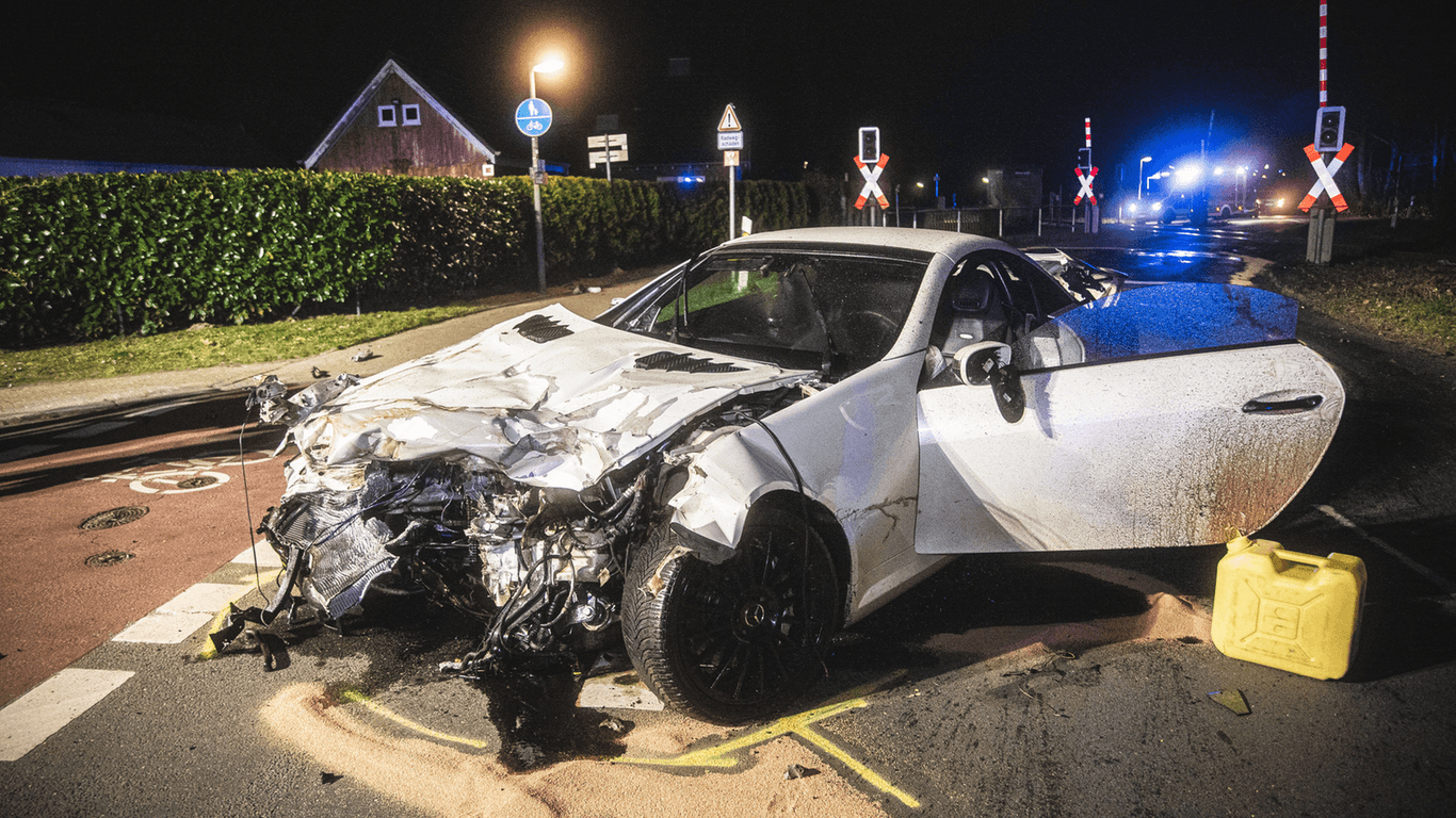 Auto-Wrack in NRW: Der hochpreisige Mercedes erlitt beim Zusammenstoß mit einer Bahn einen Totalschaden.