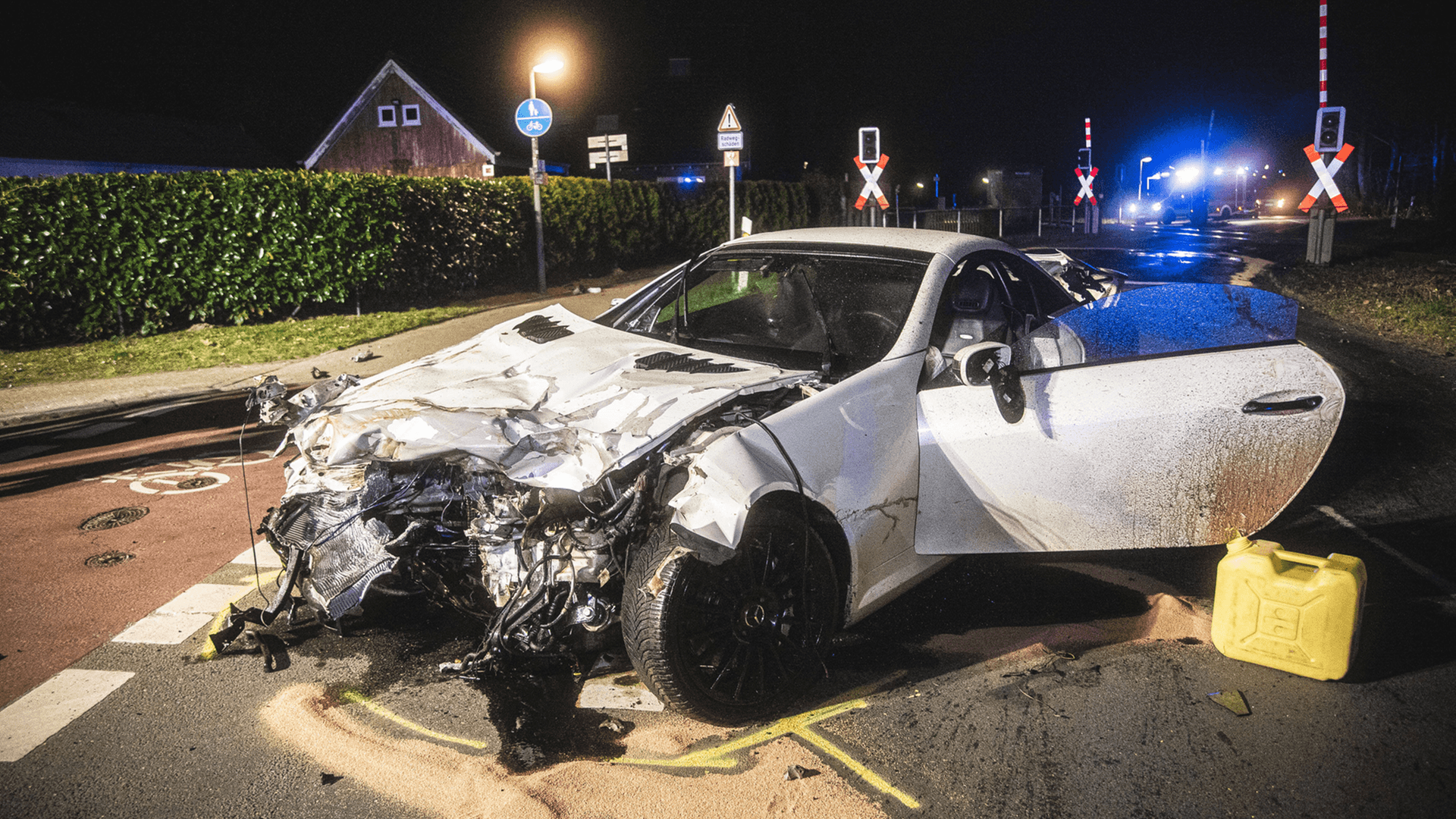 Auto-Wrack in NRW: Der hochpreisige Mercedes erlitt beim Zusammenstoß mit einer Bahn einen Totalschaden.