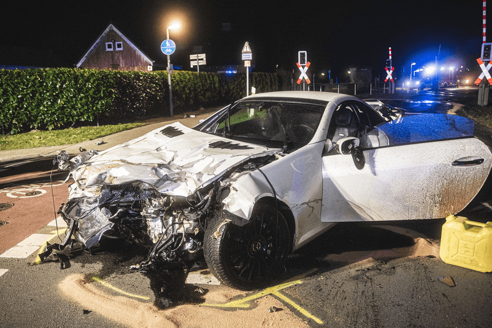 Auto-Wrack in NRW: Der hochpreisige Mercedes erlitt beim Zusammenstoß mit einer Bahn einen Totalschaden.