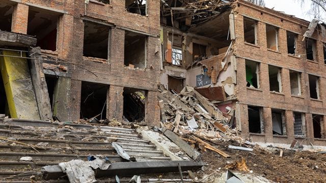 Das zerstörte Gebäude einer Sekundarschule etwa 30 Kilometer südlich von Kiew.