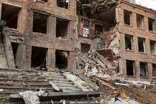 Das zerstörte Gebäude einer Sekundarschule etwa 30 Kilometer südlich von Kiew.