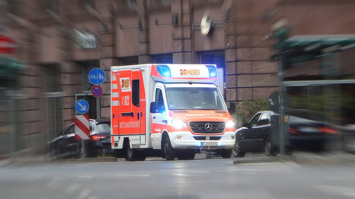 Unfall in Frankfurt (Symbolfoto): Beim Zusammenstoß mit einem Polizeiwagen wurde hier ein Mädchen schwer verletzt.