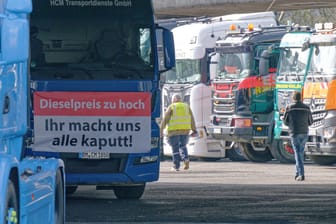 Lkw-Demo in Köln: Zu der Demonstration waren am Samstagmittag bereits 500 Lkw aufgefahren, weitere werden erwartet.