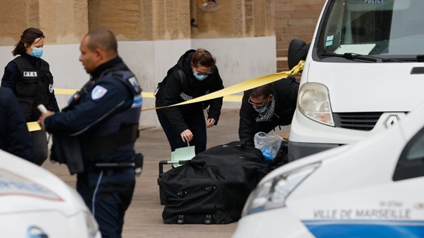 Ein Mann hat mitten in Marseille Polizisten bedroht.