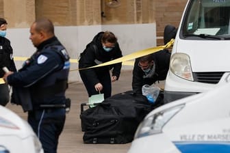 Ein Mann hat mitten in Marseille Polizisten bedroht.