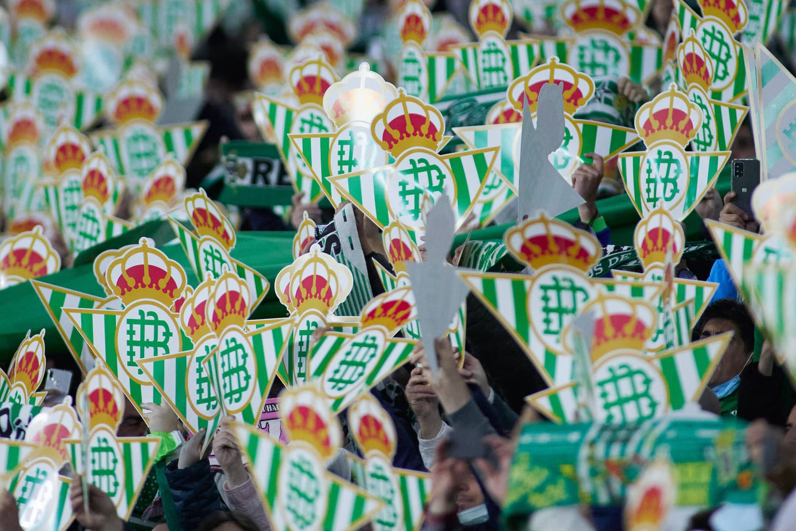 Fans von Betis Sevilla mit Klub-Logos vor einem Ligaspiel: Der Verein geht nun ganz neue Wege.