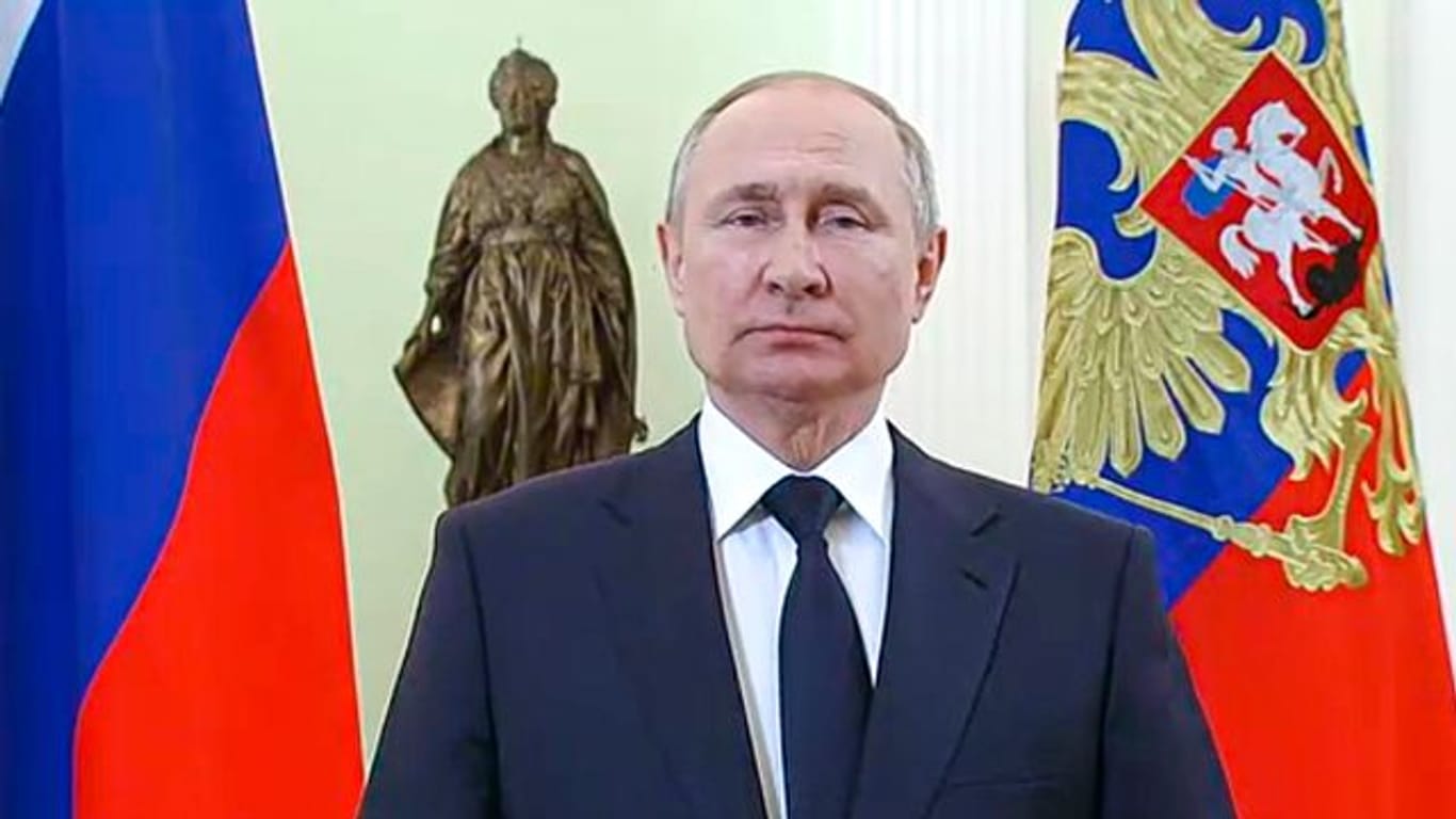 Olaf Scholz und Emmanuel Macron haben den russischen Präsidenten Wladimir Putin zu einem sofortigen Waffenstillstand in der Ukraine aufgefordert.