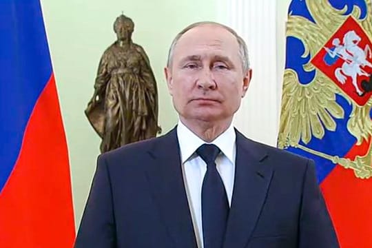 Olaf Scholz und Emmanuel Macron haben den russischen Präsidenten Wladimir Putin zu einem sofortigen Waffenstillstand in der Ukraine aufgefordert.