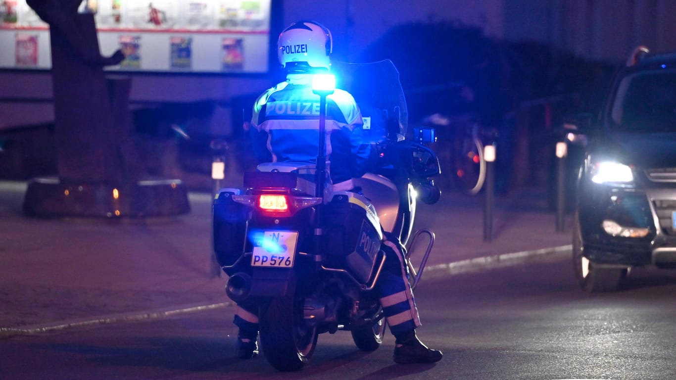 Polizist in Nürnberg (Symbolfoto): Die Polizei ermittelt den Hintergrund einer Messerattacke.