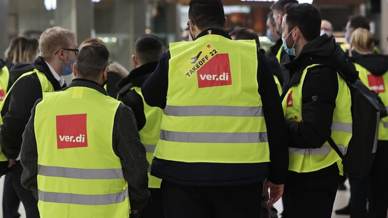 Verdi-Mitglieder beim Warnstreik im Flughafen Köln/Bonn: Dort soll auch am Montag wieder gestreikt werden.