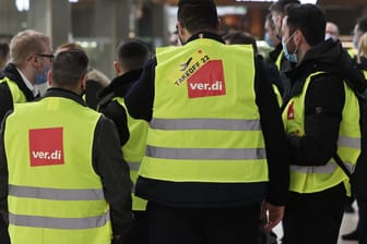 Verdi-Mitglieder beim Warnstreik im Flughafen Köln/Bonn: Dort soll auch am Montag wieder gestreikt werden.