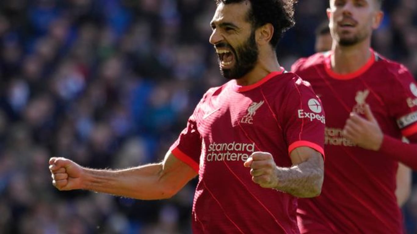 Liverpools Mohamed Salah (l) feiert sein Tor zur 2:0-Führung der Reds.