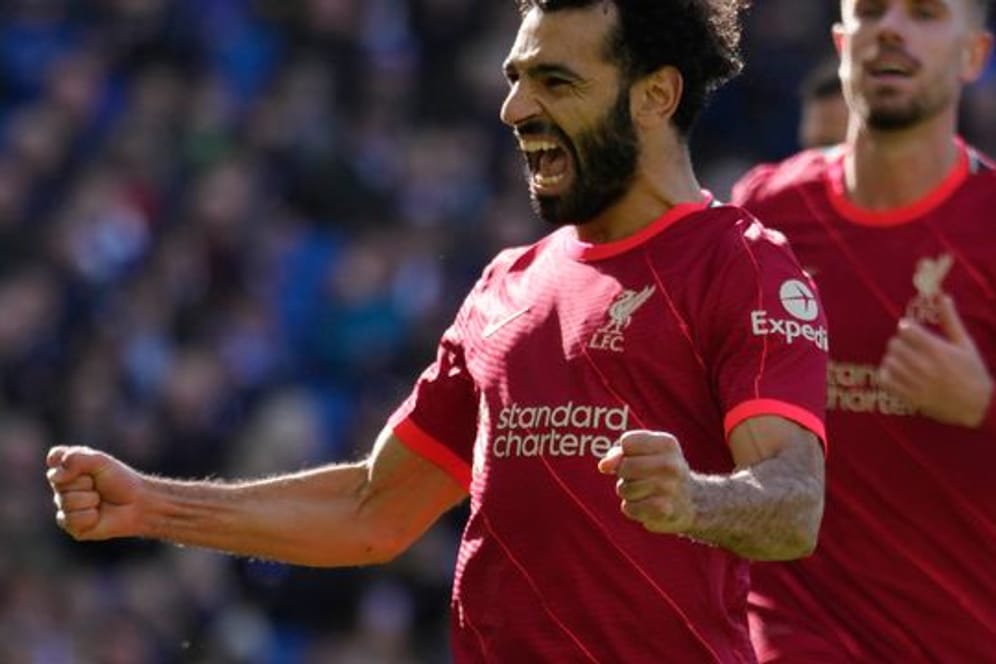 Liverpools Mohamed Salah (l) feiert sein Tor zur 2:0-Führung der Reds.