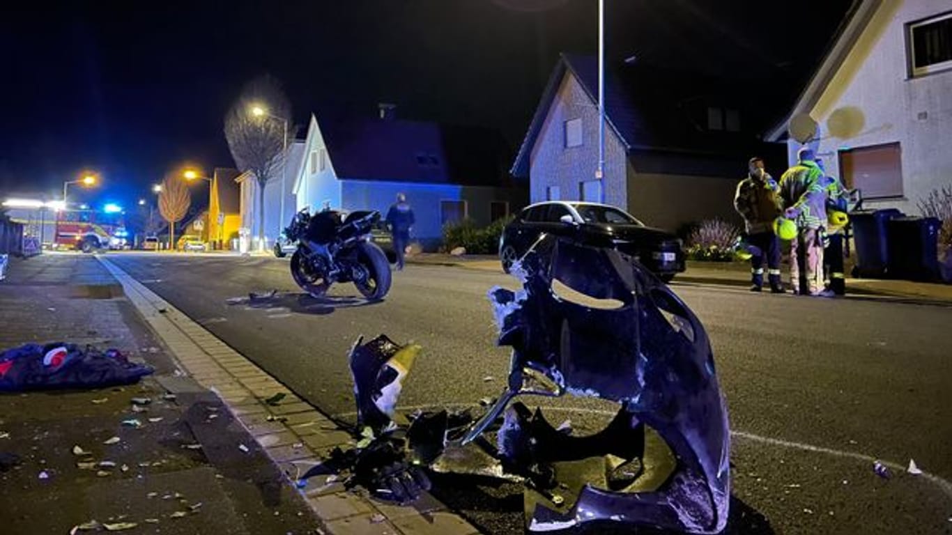 Ein zerstörtes Motorrad liegt in Hiddenhausen auf der Straße.