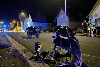Ein zerstörtes Motorrad liegt in Hiddenhausen auf der Straße.