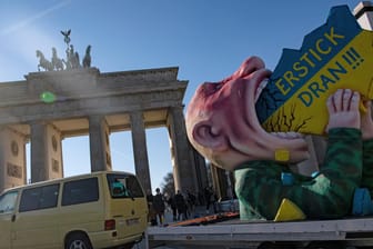 Putin-Wagen vor Brandenburger Tor: Die Pappfigur soll bei einer Demonstration gegen den Krieg in der Ukraine am Sonntag in Berlin dabei sein.