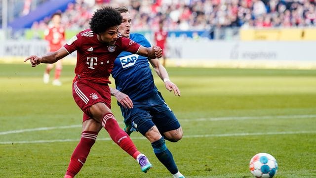 Hoffenheims David Raum (r) kann den Torschuss von Bayerns Serge Gnabry nicht verhindern. Hoffenheims David Raum (r) kann den Torschuss von Bayerns Serge Gnabry nicht verhindern.
