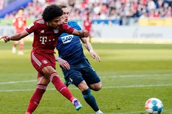 Hoffenheims David Raum (r) kann den Torschuss von Bayerns Serge Gnabry nicht verhindern.