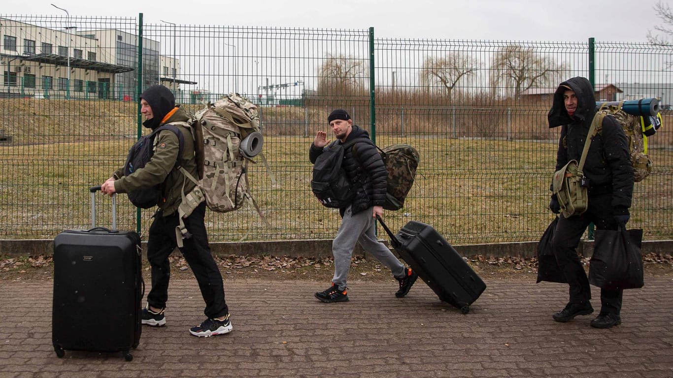 Medyka in Polen: Eine Gruppe von Männern mit Kampfausrüstung verlässt das Land, um in der Ukraine zu kämpfen.