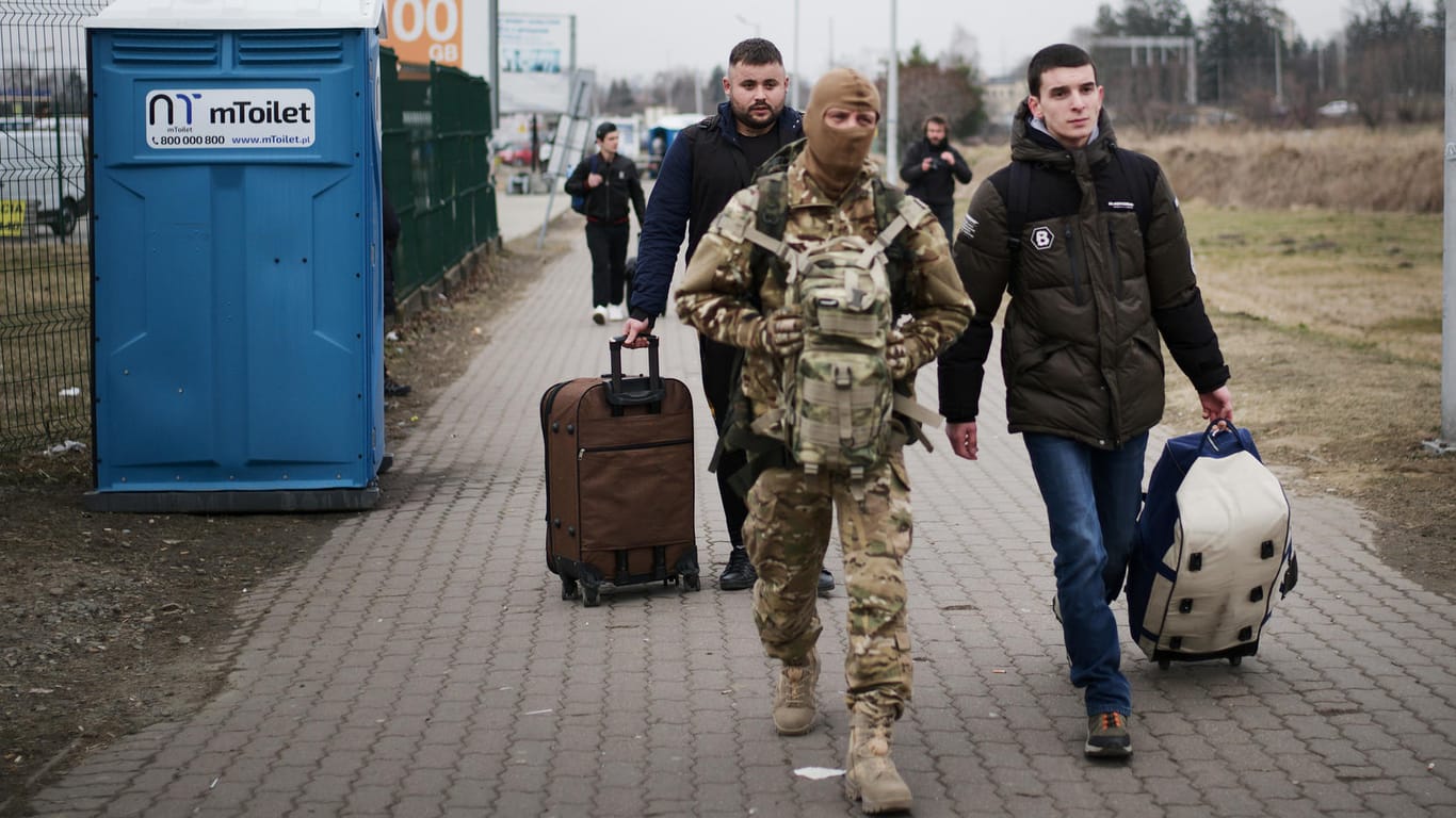 Grenzübergang in Medyka: Männer verlassen Polen, um in der Ukraine zu kämpfen.